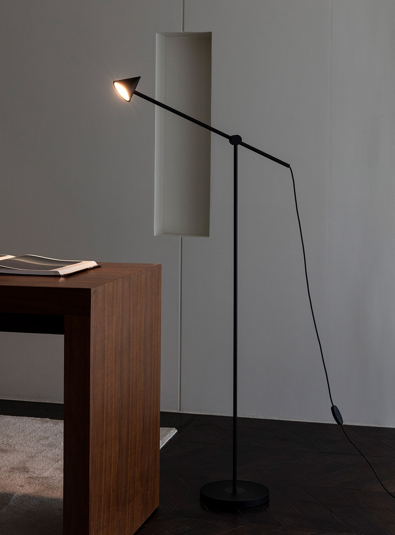 잭슨카멜레온 - Pin Floor Lamp