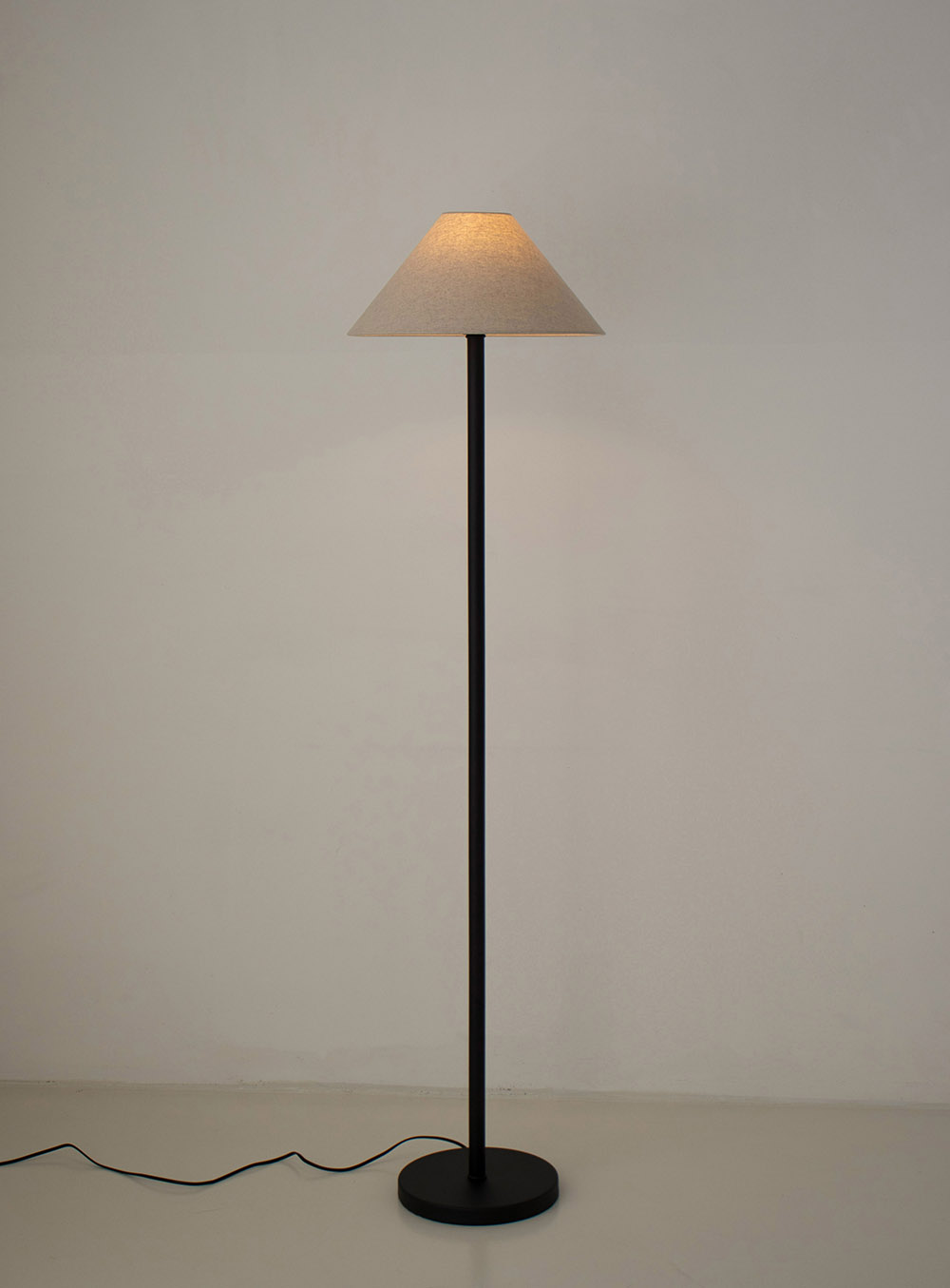 Bold Floor Lamp Black