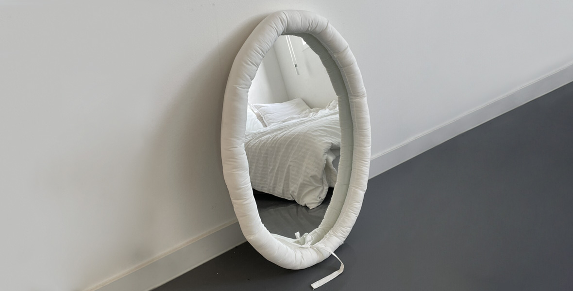  White oval Cushion mirror	