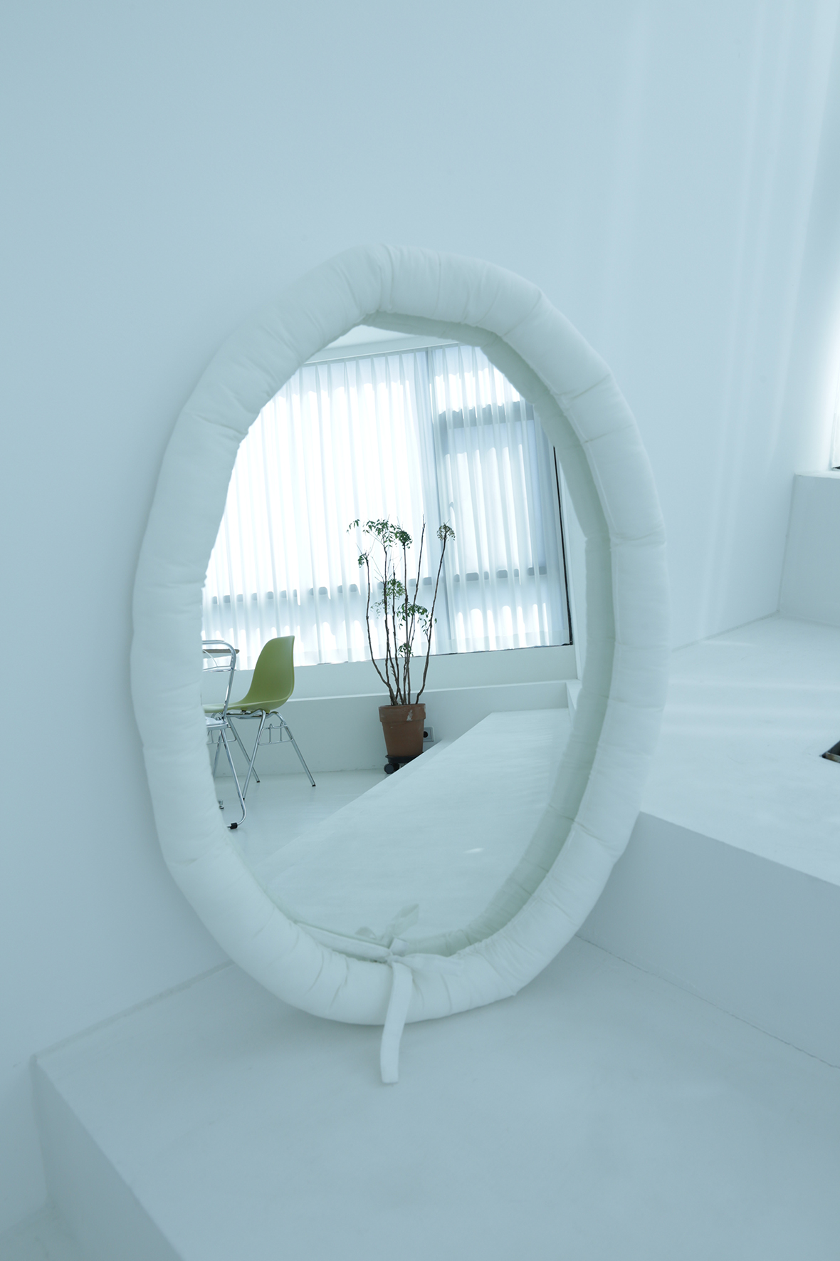  White oval Cushion mirror	