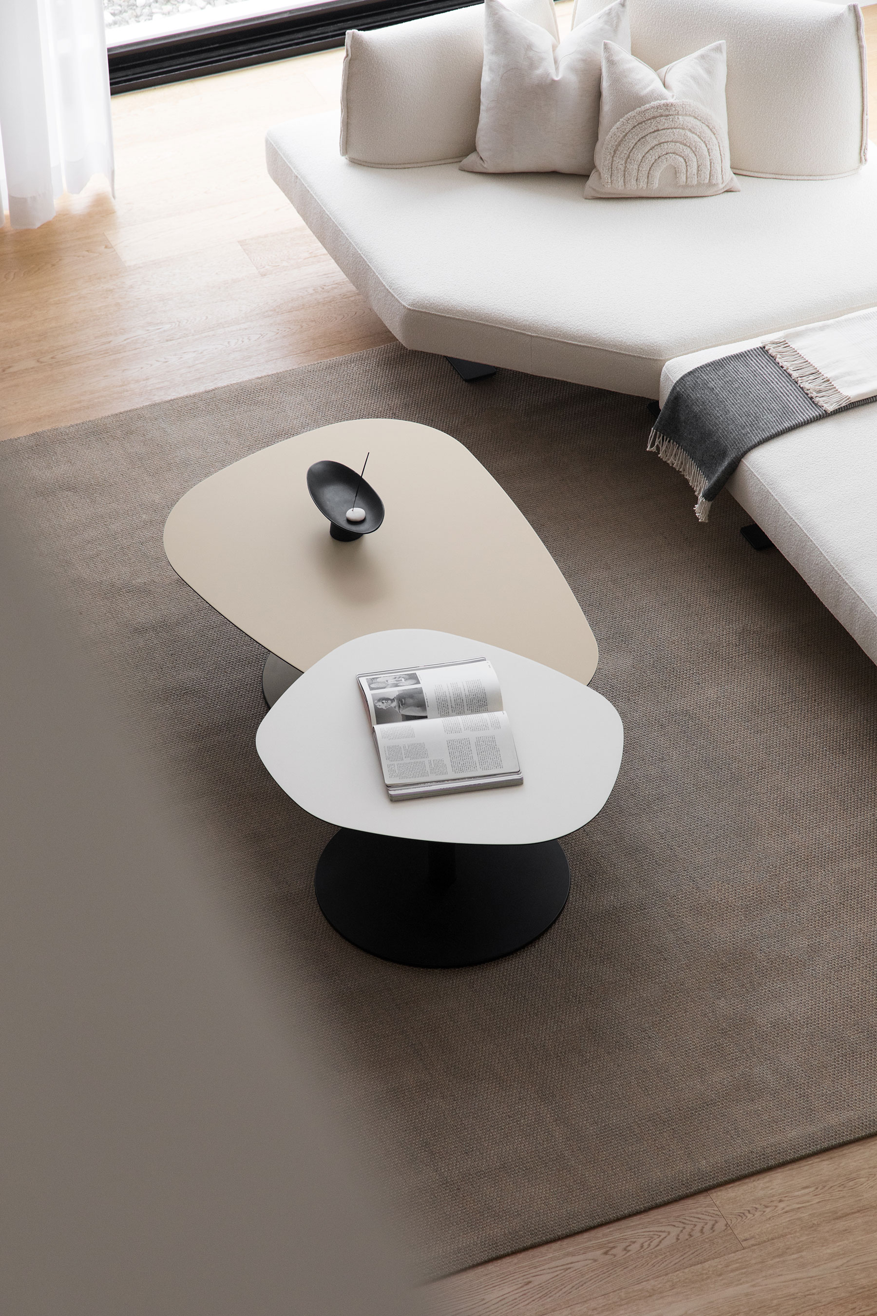 무니토 BOULDER SOFA TABLE