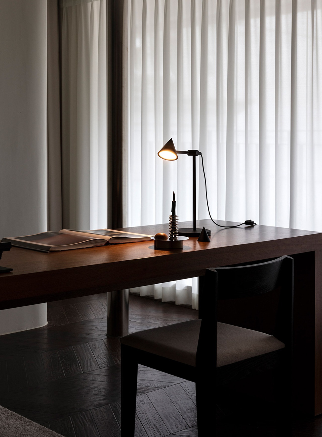 잭슨카멜레온 - Pin Table Lamp